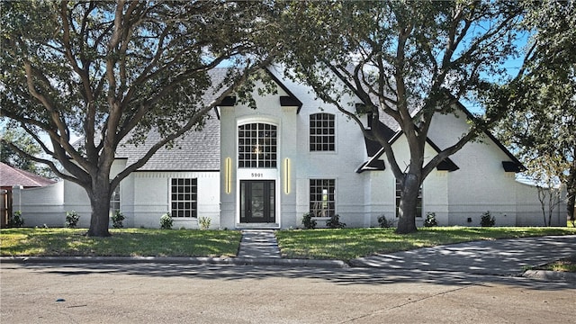 view of front of home with a front lawn