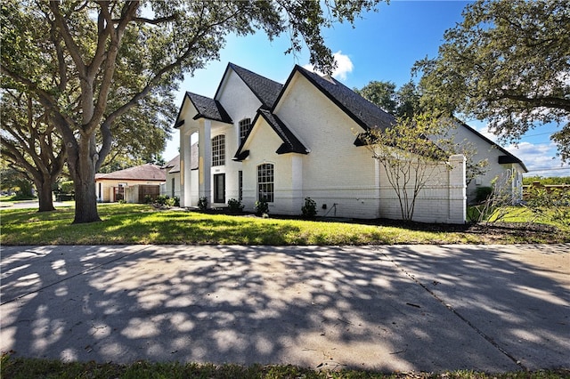 view of front of property featuring a front lawn