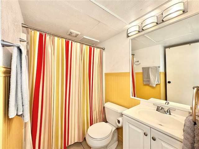 3938 Surfside Unit 3233, Corpus Christi, TX 78402 - full bath with vanity, a wainscoted wall, and a shower with curtain