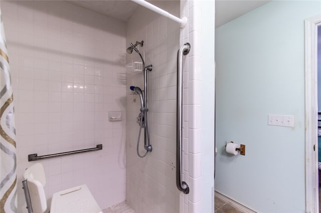 bathroom featuring a shower with shower curtain