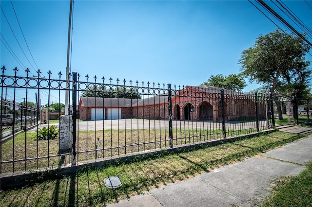 view of gate featuring a lawn