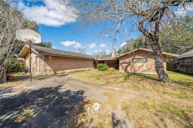 ranch-style house with a front yard