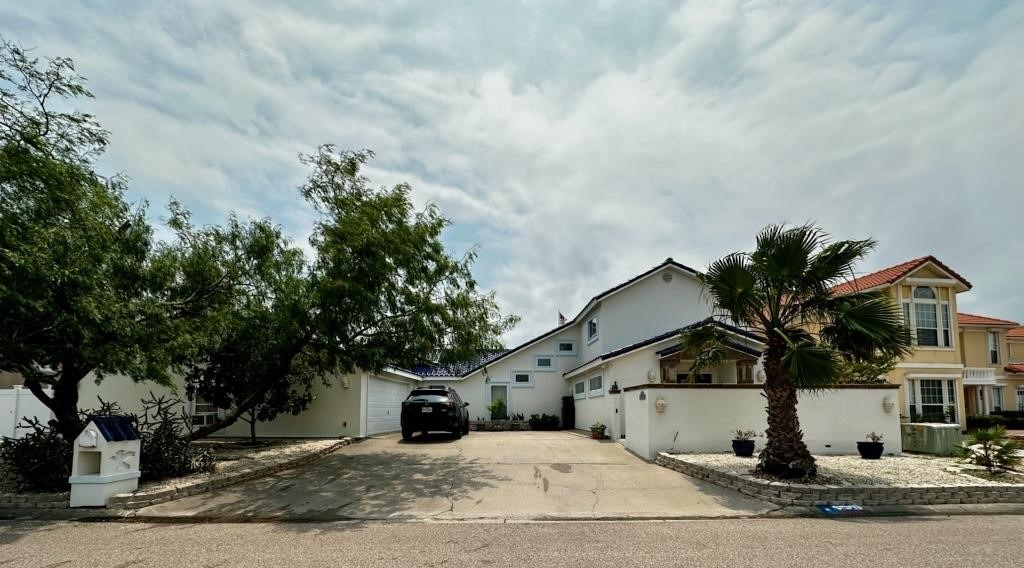 view of front facade featuring a garage