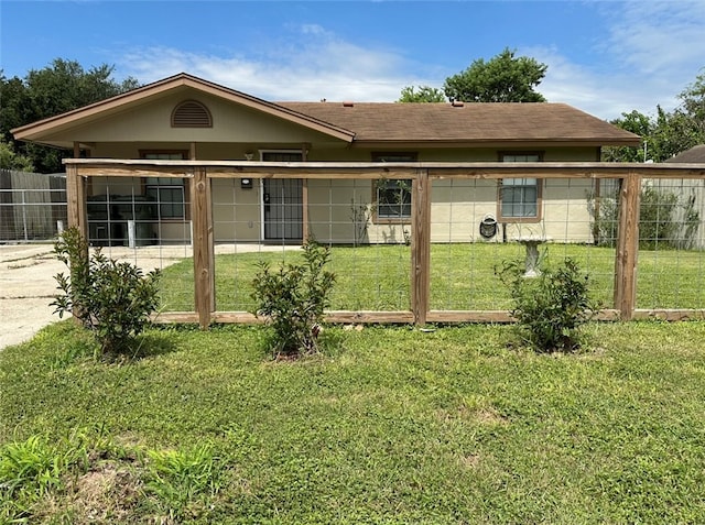 view of front of house featuring a front yard