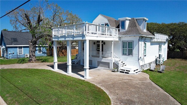 view of front of house featuring a front yard