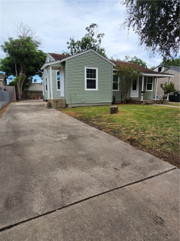 view of front of property featuring a front lawn