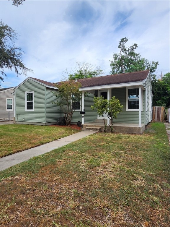 view of front facade with a front yard