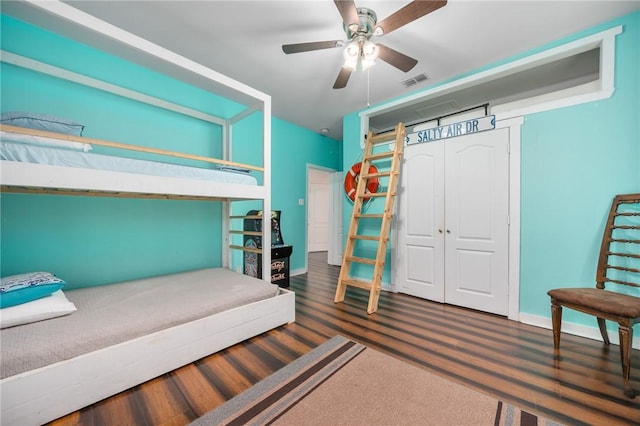 bedroom with a ceiling fan, a closet, visible vents, and baseboards