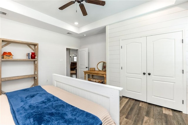 bedroom with ceiling fan, dark hardwood / wood-style floors, and a closet