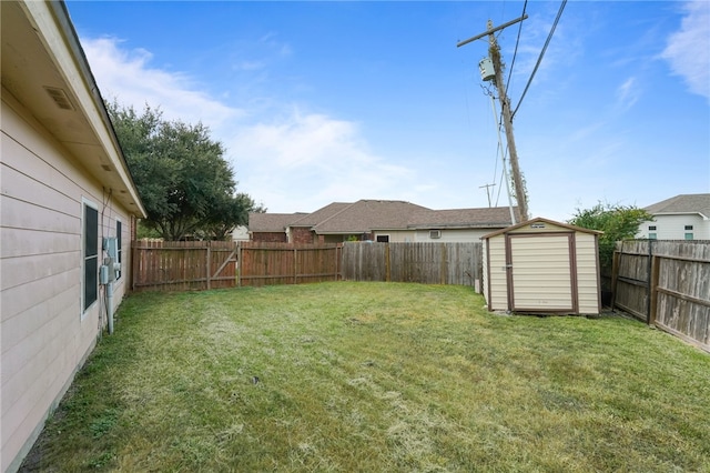 view of yard featuring a shed