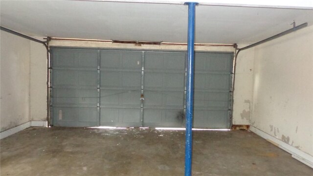 810 S 10th St, Kingsville, TX 78363 - garage featuring baseboards
