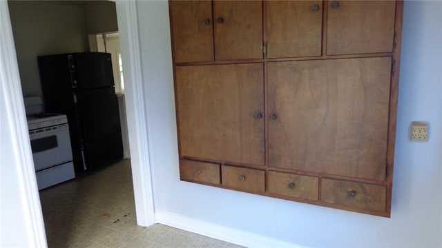 810 S 10th St, Kingsville, TX 78363 - detailed view of white range and freestanding refrigerator