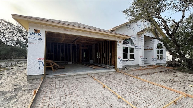 view of front facade with uncovered parking