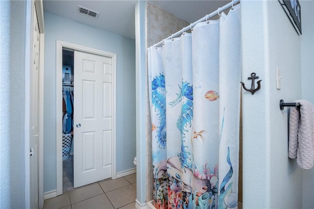 full bathroom with toilet, a shower with shower curtain, tile patterned flooring, and visible vents