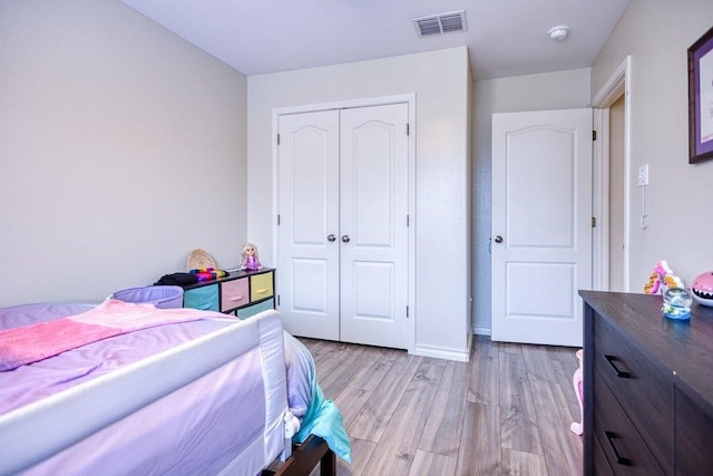 324 Nicklaus Dr, Portland, TX 78374 - bedroom with light hardwood / wood-style floors and a closet
