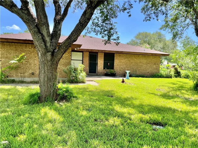 view of front facade featuring a front yard