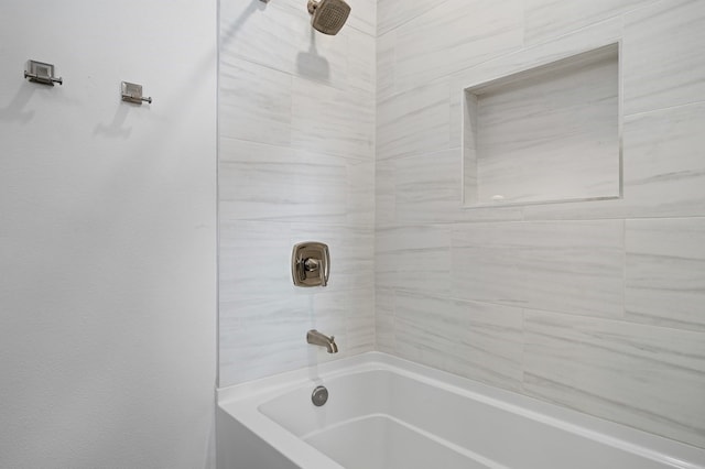 bathroom with tiled shower / bath combo