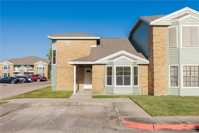 view of front facade with a front yard