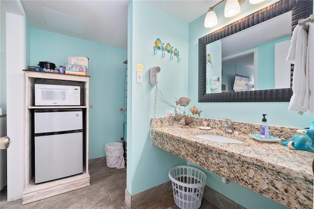 bathroom featuring sink