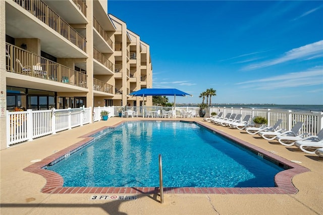 view of pool featuring a water view