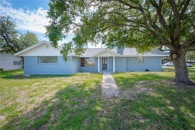 single story home featuring a front lawn