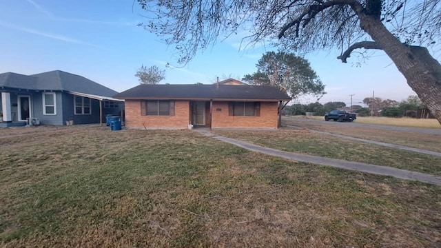 single story home featuring a front yard