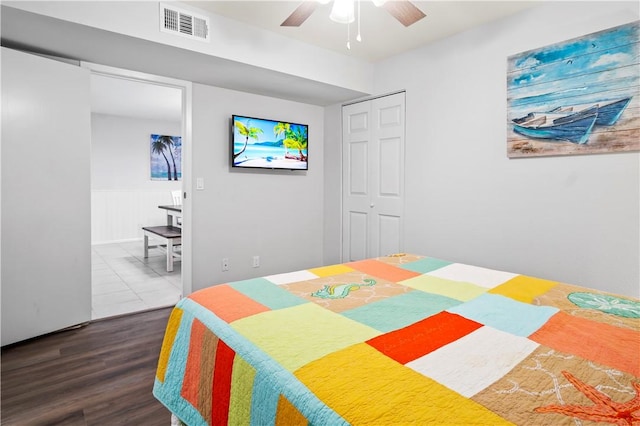 5973 State Highway 361 Unit 332, Port Aransas, TX 78373 - bedroom featuring dark wood-style floors, a closet, and ceiling fan