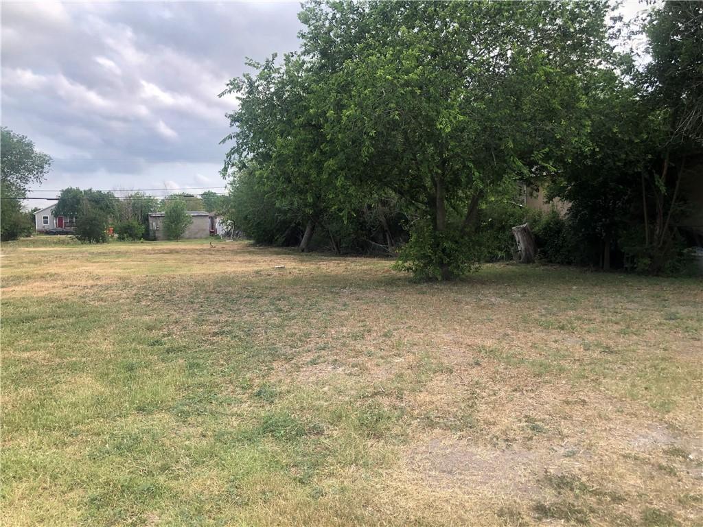 618 W W Ave E, Robstown, TX 78380