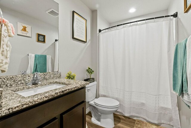 7753 Lariat Toss Dr, Corpus Christi, TX 78414 - bathroom featuring wood finished floors, toilet, vanity, a shower with curtain, and recessed lighting