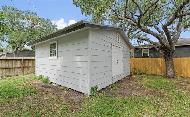 620 E 9th St, Bishop, TX 78343 - view of outdoor structure featuring an outbuilding and fence