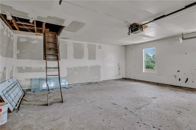 5367 Paloma Trl, Robstown, TX 78380 - garage featuring a garage door opener