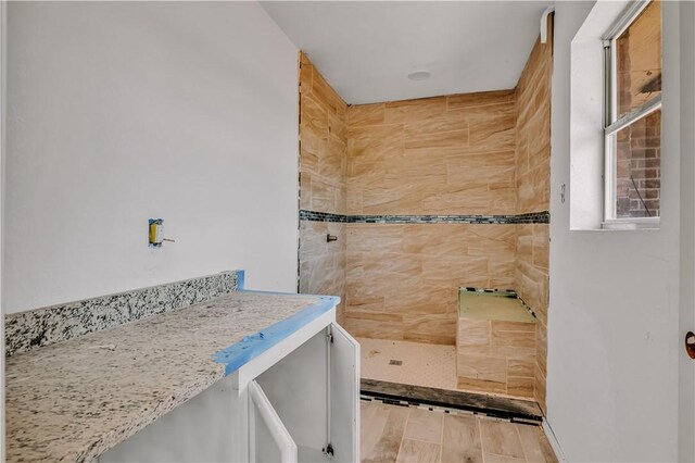 5367 Paloma Trl, Robstown, TX 78380 - full bathroom featuring a tile shower and wood finished floors