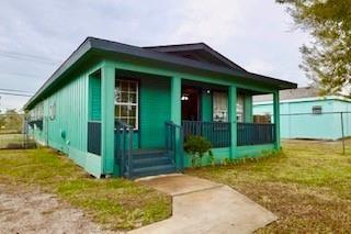 view of front facade with covered porch and a front lawn