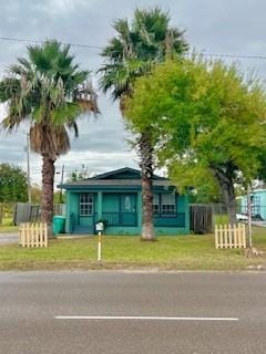 view of front of home featuring a front yard and fence