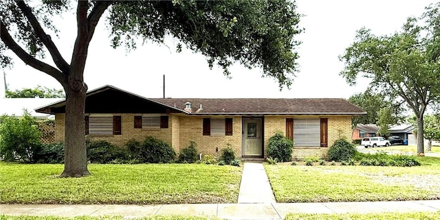 1601 Spicewood Dr, Corpus Christi, TX 78412 - ranch-style home with brick siding and a front lawn