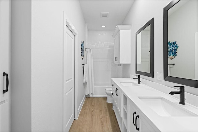 full bathroom featuring recessed lighting, a sink, wood finished floors, and toilet