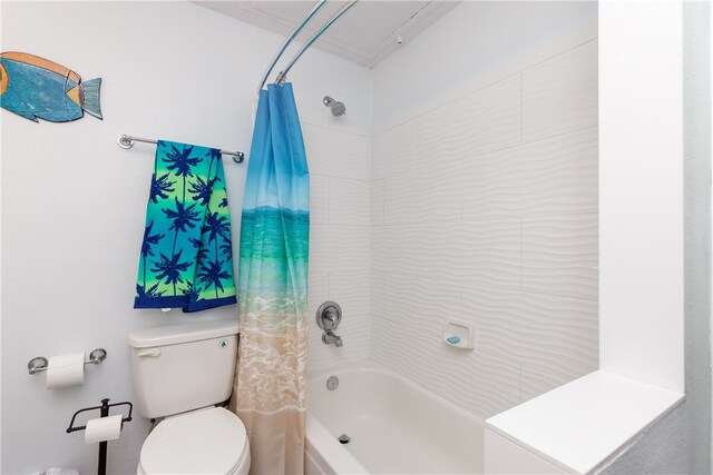 bathroom featuring toilet and shower / tub combo