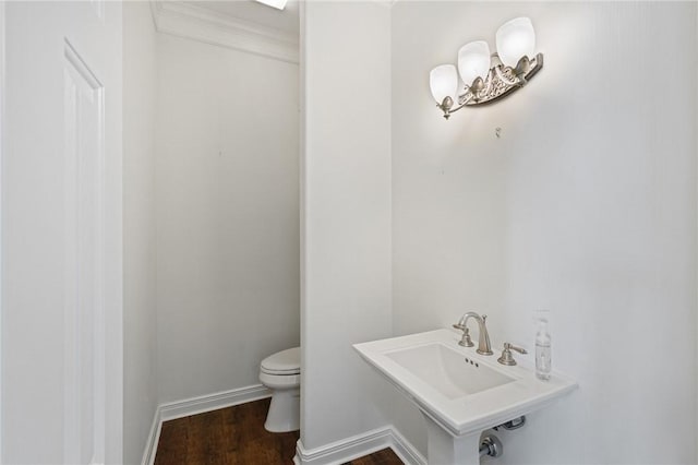 10 Kingfisher Ln, Rockport, TX 78382 - half bath featuring wood finished floors and ornamental molding