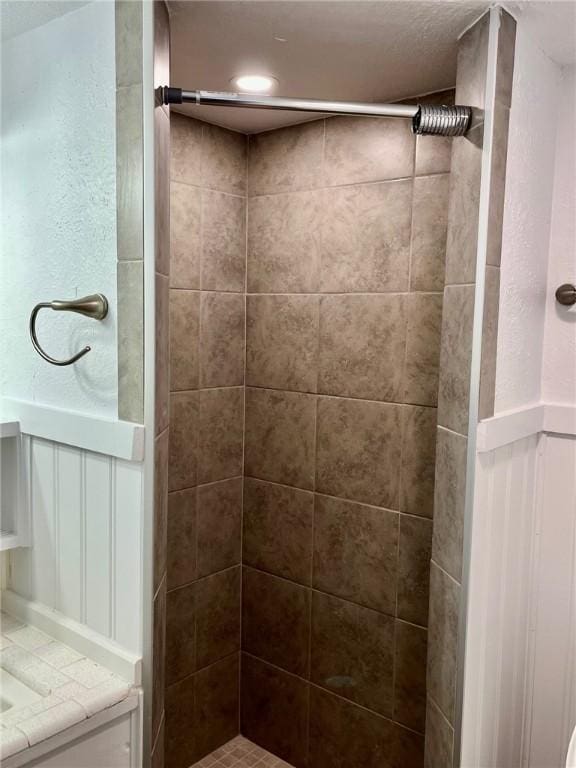 4225 Lowman St, Corpus Christi, TX 78411 - bathroom with a tile shower and vanity