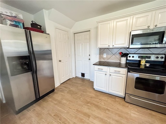 2418 Mystic Star Dr, Corpus Christi, TX 78414 - kitchen with stainless steel appliances, light wood-style flooring, tasteful backsplash, and dark countertops