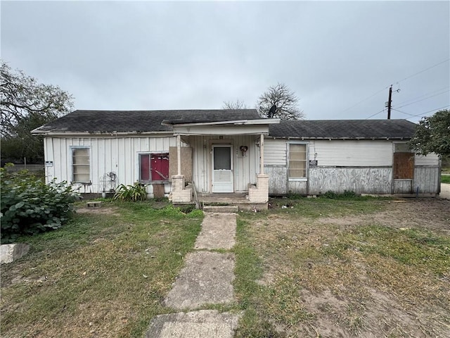 view of front of house featuring a front yard