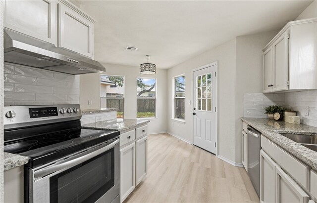7926 Falcon Dr, Corpus Christi, TX 78414 - kitchen featuring stainless steel appliances, under cabinet range hood, decorative backsplash, light wood-type flooring, and white cabinetry