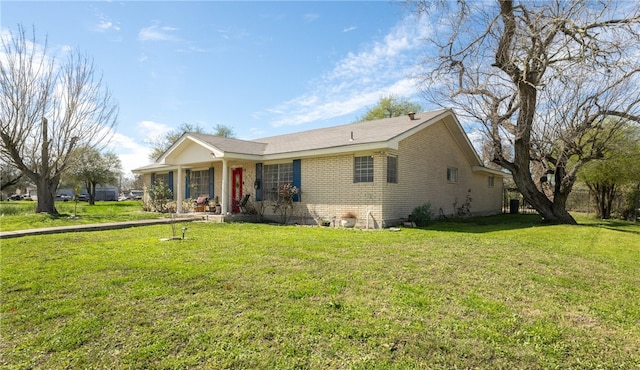 ranch-style home featuring a front lawn