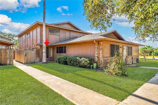 view of front of property featuring a front lawn