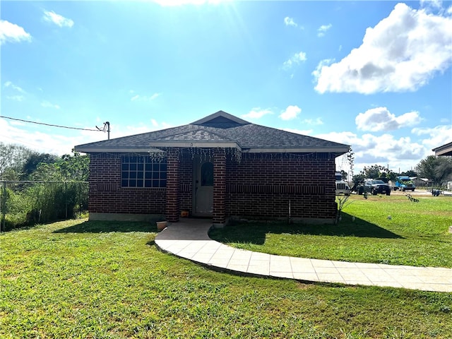 view of front facade with a front lawn