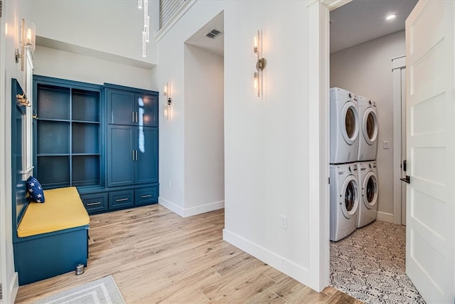 washroom featuring laundry area, baseboards, visible vents, independent washer and dryer, and light wood-type flooring