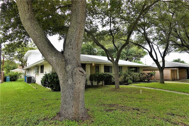 128 Granby Pl, Portland, TX 78374 - view of front of home featuring a front yard and cooling unit