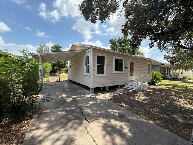 624 E Kenedy Ave, Kingsville, TX 78363 - view of front facade with driveway and an attached carport