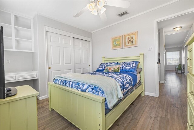 13965 Ports O Call Dr Unit D, Corpus Christi, TX 78418 - bedroom featuring wood finished floors, a closet, crown molding, and ceiling fan