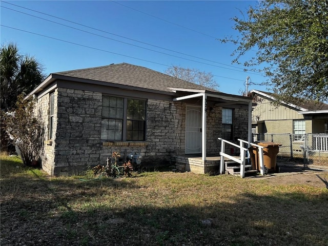 view of front of property featuring a front yard